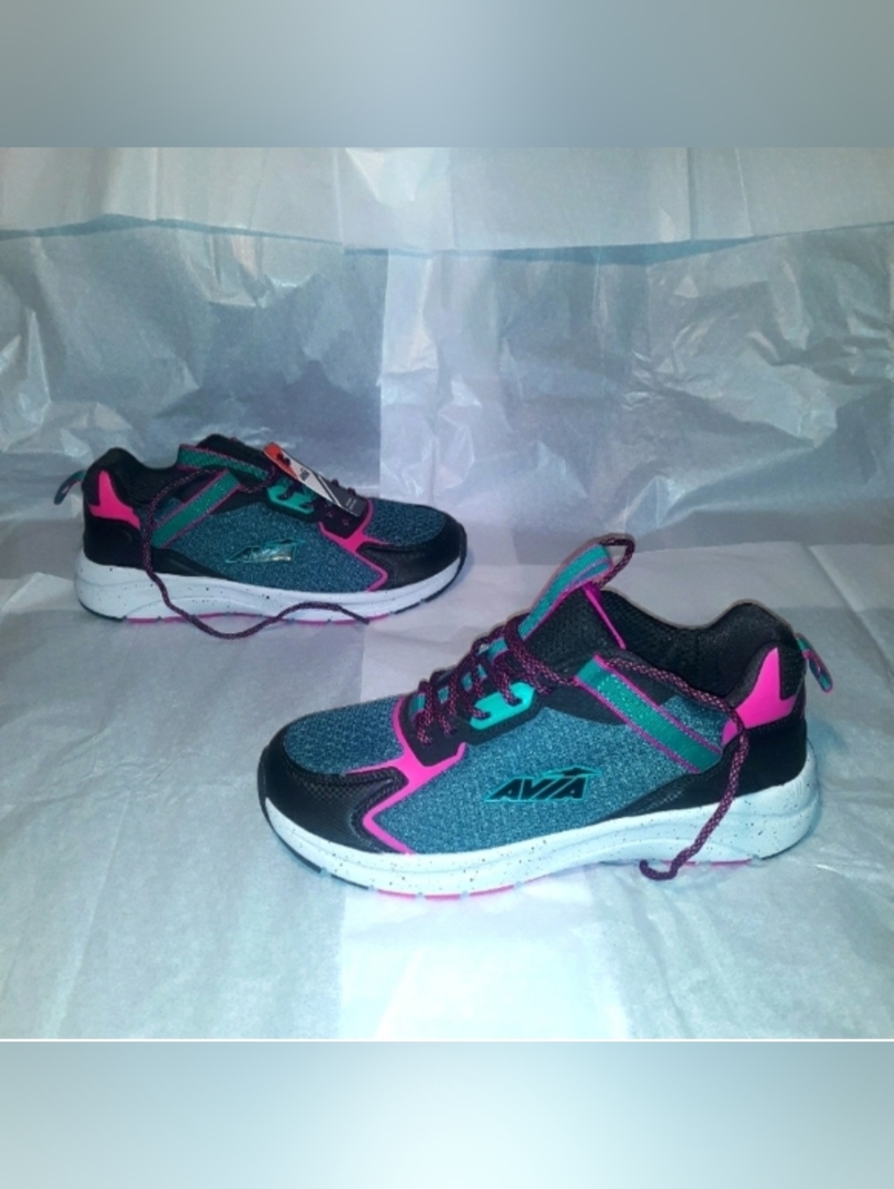 🚨 Avia Walking/Running Sneakers, Brand NEW Women size 7.5 = 6Y
